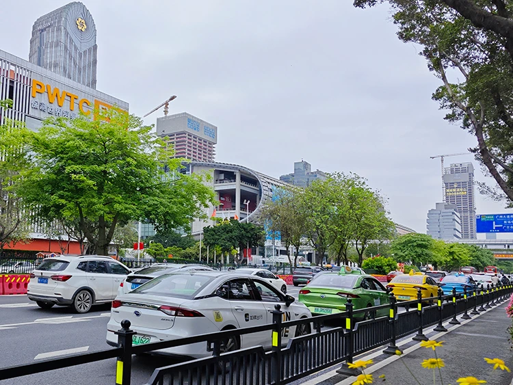 taxi queues out of canton fair